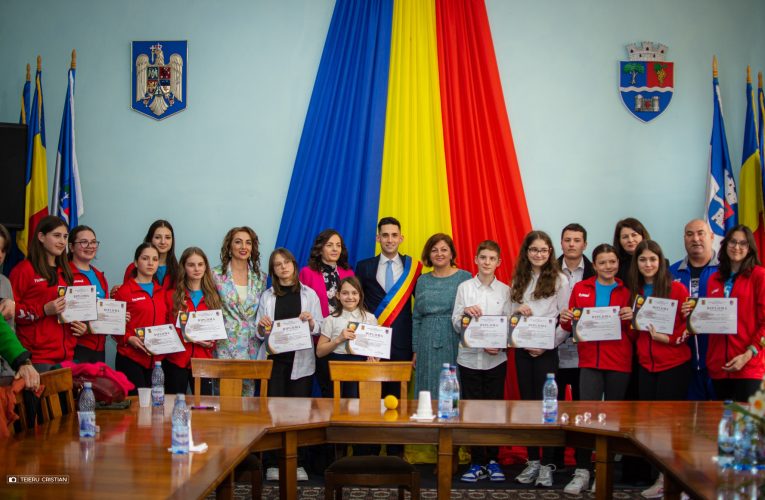 Primarul Cristian Lazăr a premiat elevii olimpici din Șimleu Sivaniei, 5 aprilie 2023
