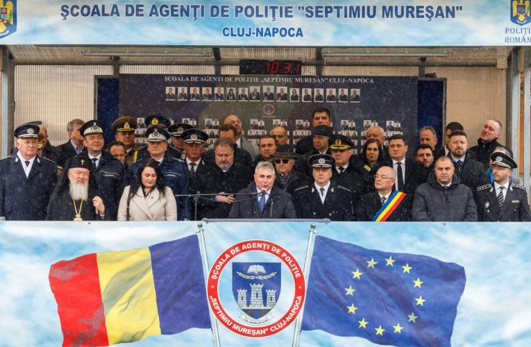 FOTO: Ministrul Afacerilor Interne, Lucian Bode și primarul Emil Boc, i-au felicitat pe absolvenții Școlii de Agenți de Poliție ”Septimiu Mureșan” din Cluj-Napoca!