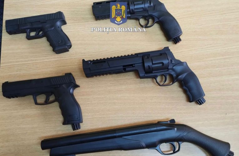 Polițiștii au descoperit mai multe pistoale la o percheziție domiciliară în Meseșenii de Sus