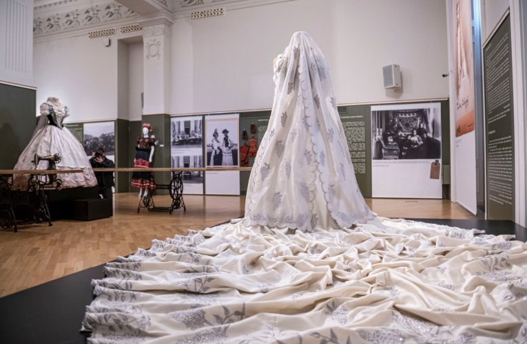 Rochie de dantelă din Țara Călatei (Cluj și Sălaj) a împărătesei Sisi, expusă la Budapesta