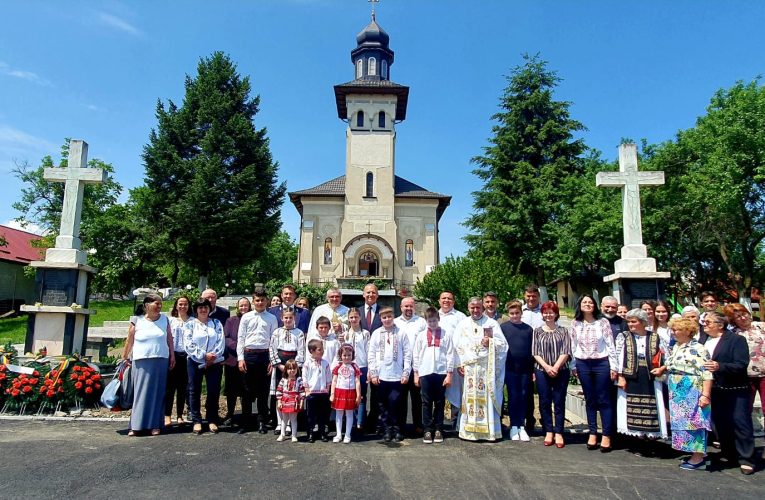 Președintele CJ Sălaj, Dinu Iancu-Sălăjanu, în mijlocul comunității din Crasna, de Ziua Eroilor