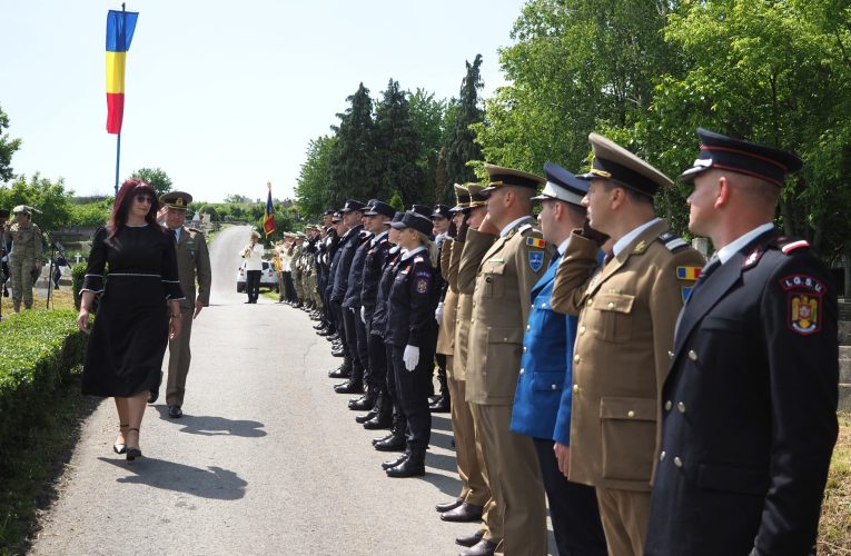 Subprefectul Adriana Sabou a primit onorul militar de Ziua Eroilor, eveniment organizat la Zalău