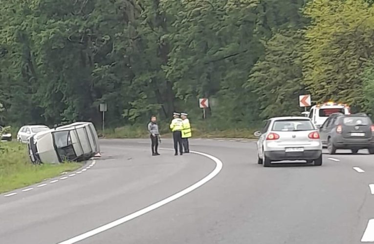 Upgrade! Accident rutier în Ciumărna. Un autoturism s-a răsturnat
