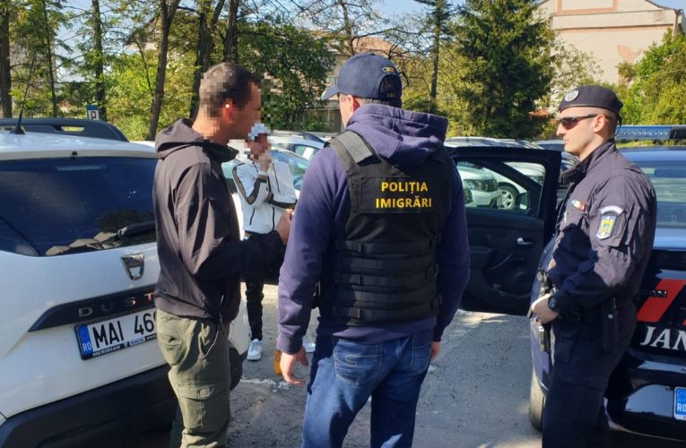 Doi străini îndepărtați sub escortă de polițiștii de imigrări din Sălaj