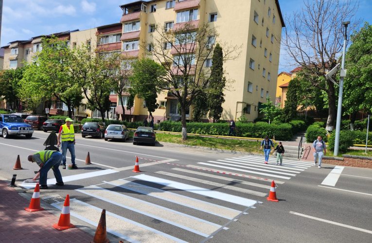 SADP Zalău continuă lucrările de refacere a marcajelor rutiere din municipiu