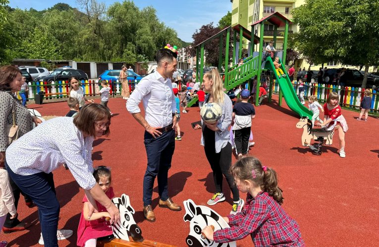Primarul Șimleului, Cristian Lazăr, a inaugurat un parc de joacă de Ziua Internațională a Copilului