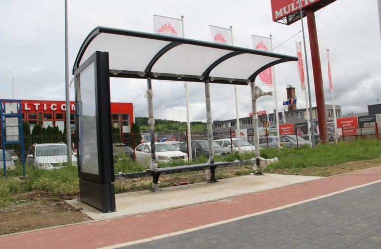 Copertine noi pentru stațiile de autobuz, pe Bulevardul Mihai Viteazul