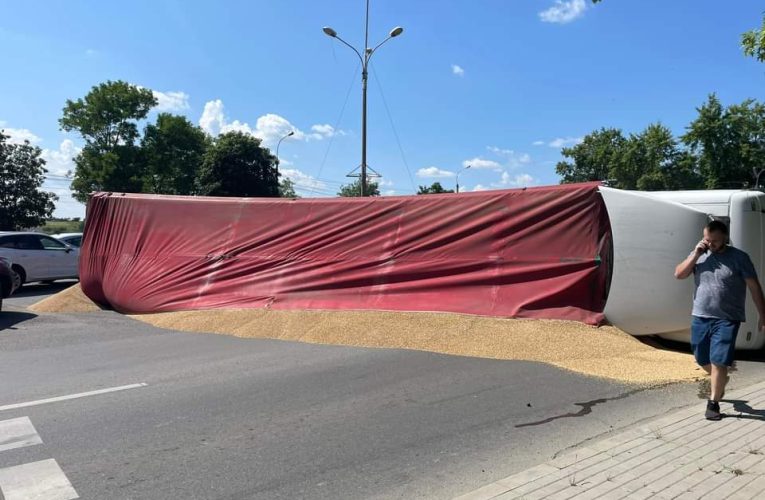 Accident în Crișeni. Un camion s-a răsturnat și a blocat traficul