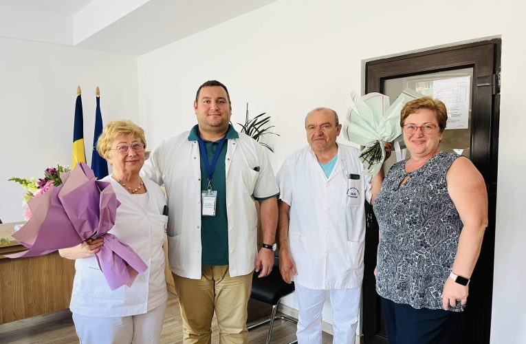Doctor Beko și doctor Szekely, felicitat de conducere Spitalului Județean, cu ocazia pensionării
