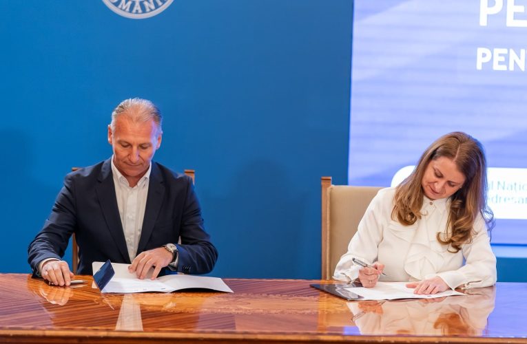 Președintele CJ Sălaj a semnat contractul de 8,7 milioane lei pentru dotarea școlilor