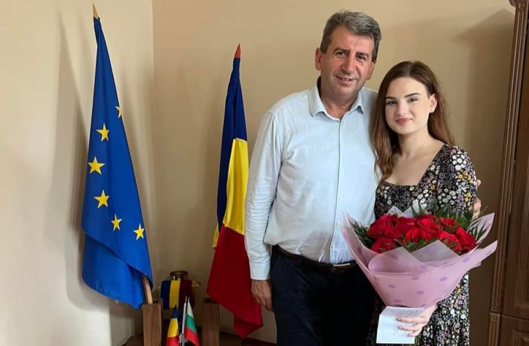 Singura elevă de 10 la BAC din Jibou, felicitată de primarul Dan Ghiurco