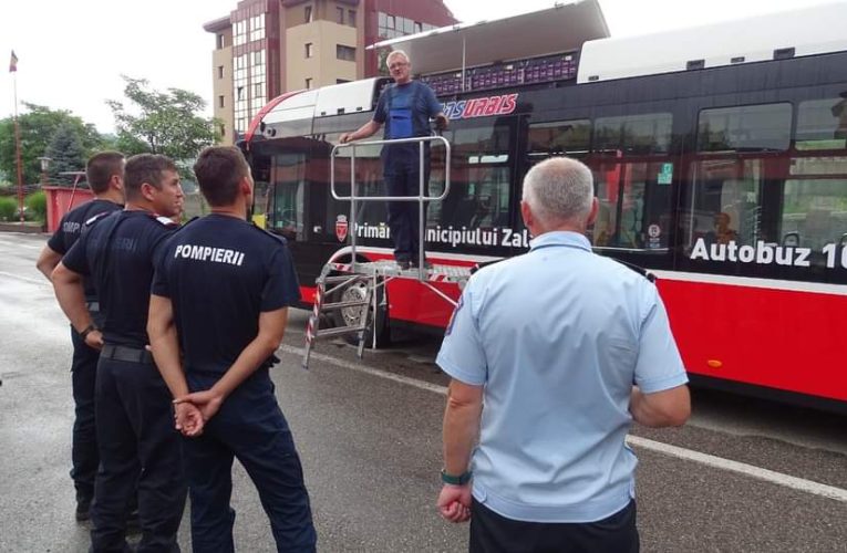 Pompierii sălăjeni instruiți privind modul de intervenție, în caz de urgență, la autovehiculele electrice