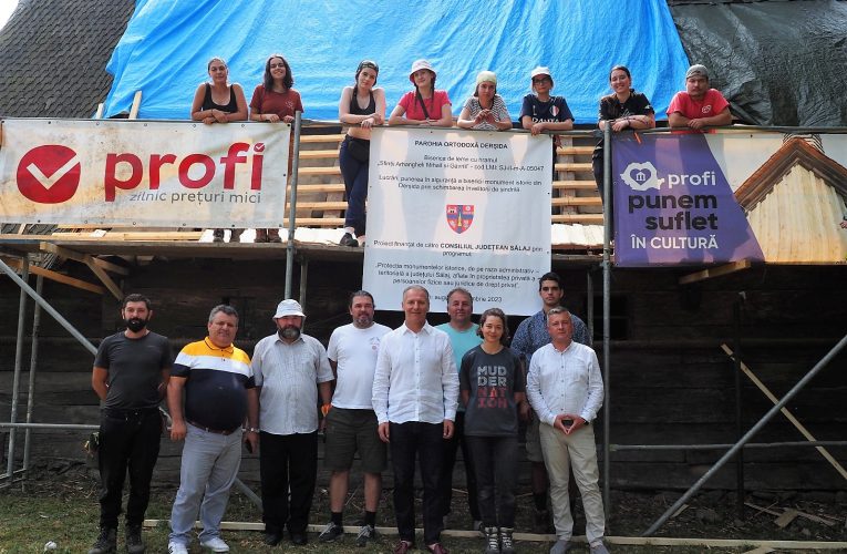 Președintele CJ Sălaj, Dinu Iancu-Sălăjanu, în vizită la Derșida unde se reabilitează biserica de lemn