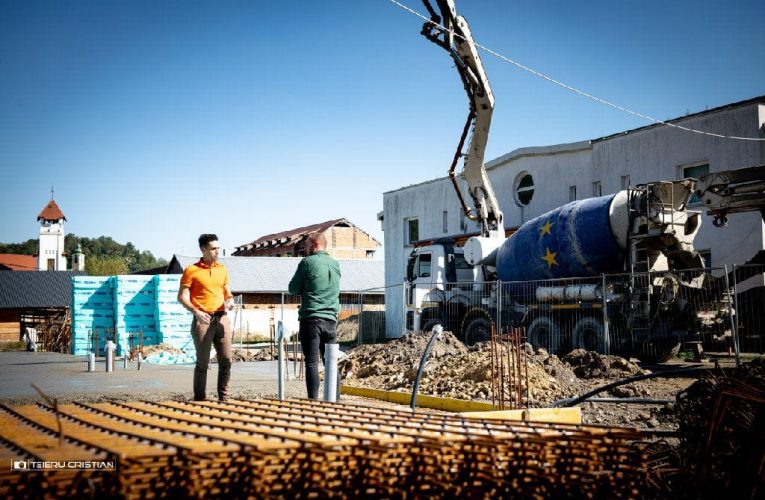 Șimleu Silvaniei: Se toarnă placa de beton la prima creșă construită după Revoluție