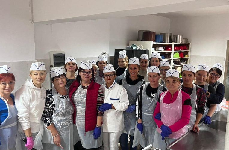 Personalul de la Creșa Voinicel a gătit 100 de porții de mâncare pentru nevoiașii din Zalău