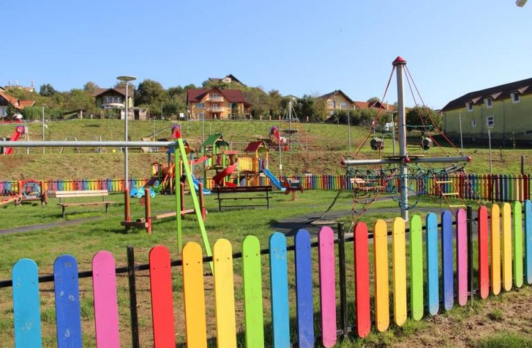 Primarul Ionel Ciunt împreună cu viceprimarul Teodor Bălăjel au verificat lucrările la parcul de pe str Oborului