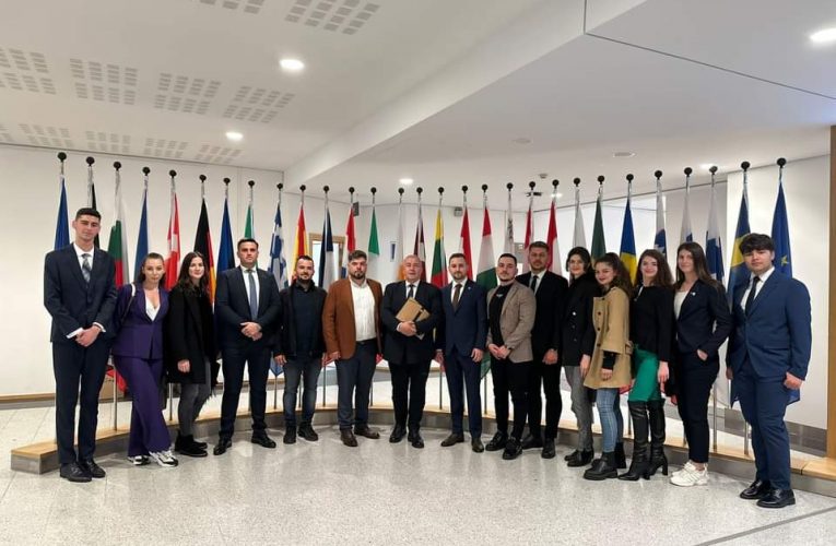 Tineri de excepție din Cluj și Bistrița, în vizită la eurodeputatul Daniel Buda