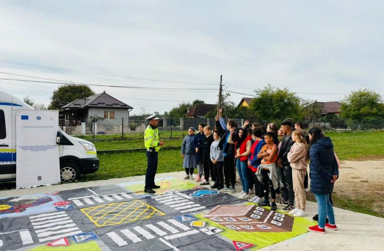 Polițiștii sălăjeni alături de elevi cu informații utile și jocuri educative