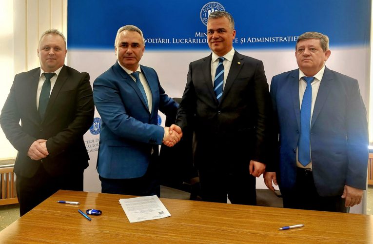 Primarul Călin Morar a semnat contractul de 15,6 milioane lei pentru asfaltarea drumurilor comunale