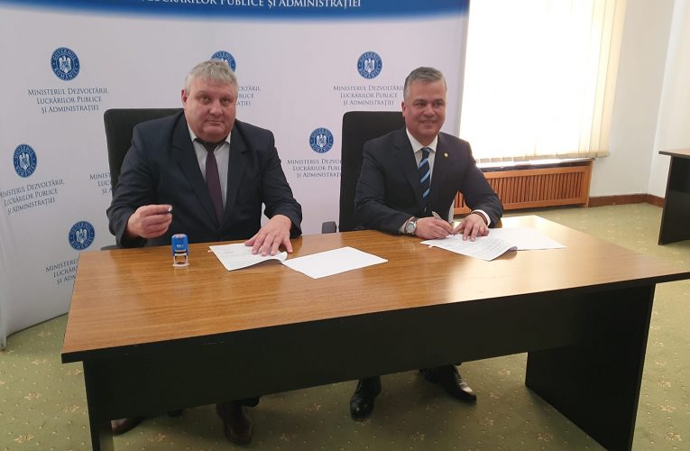 Primarul Cheșeli Ioan a semnat contractul de 12 milioane lei pentru asfaltarea străzilor