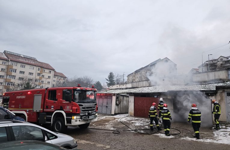 Incendiu la un garaj de pe strada Voievod Gelu din Zalău