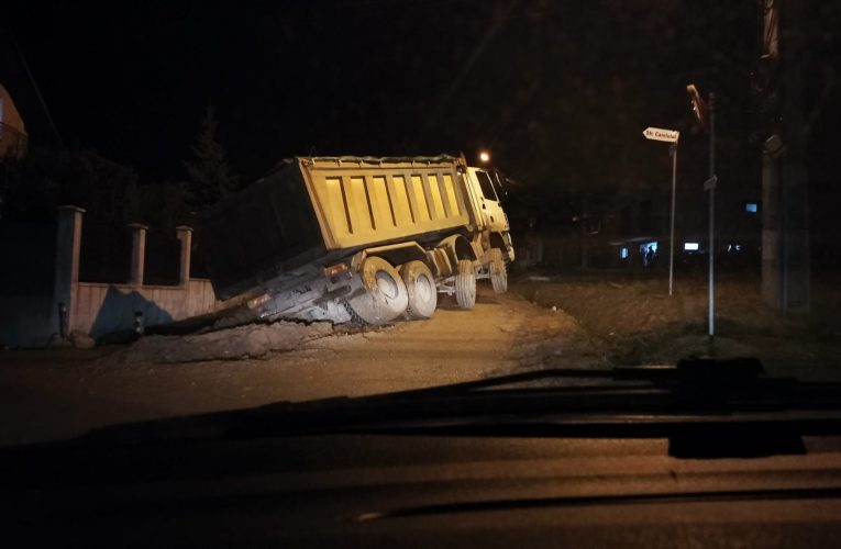 Trafic blocat de un camion pe strada Iașului