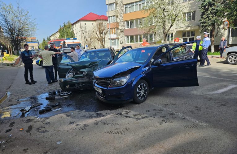Două autoturisme implicate într-un accident pe str Andrei Mureșanu
