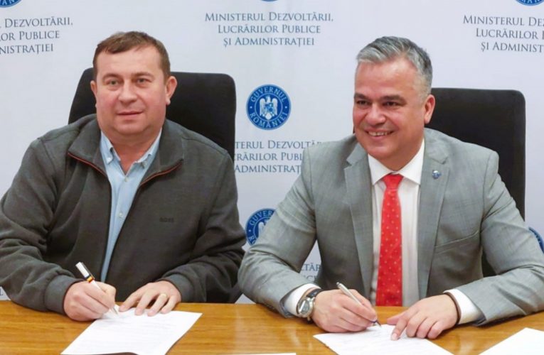 Primarul Dombi Attila a semnat contractul pentru extinderea rețelei de canalizare