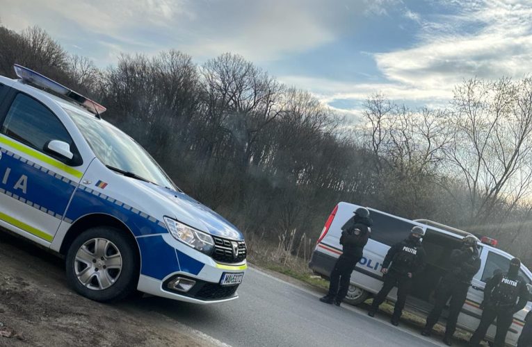 Tânăr încătușat de Poliție după ce a condus beat, drogat și fără permis de conducere