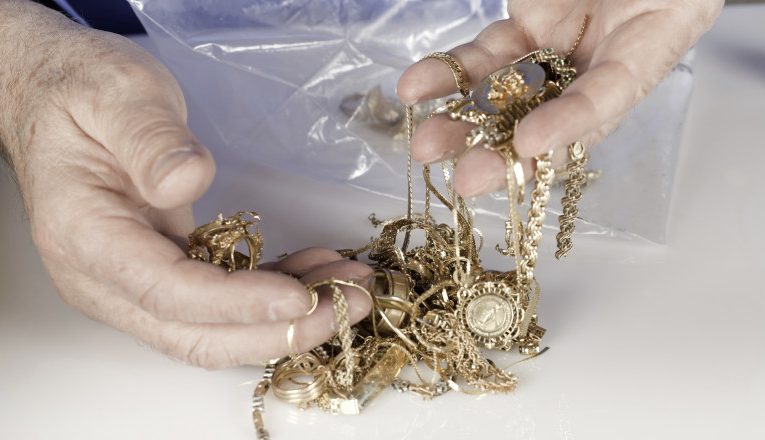 Femeie cercetată penal pentru că vindea aur pe internet și nu plătea taxe
