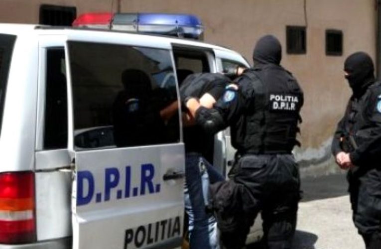 Tânăr din Zalău încătușat de polițiștii bistrițeni pentru înșelăciune