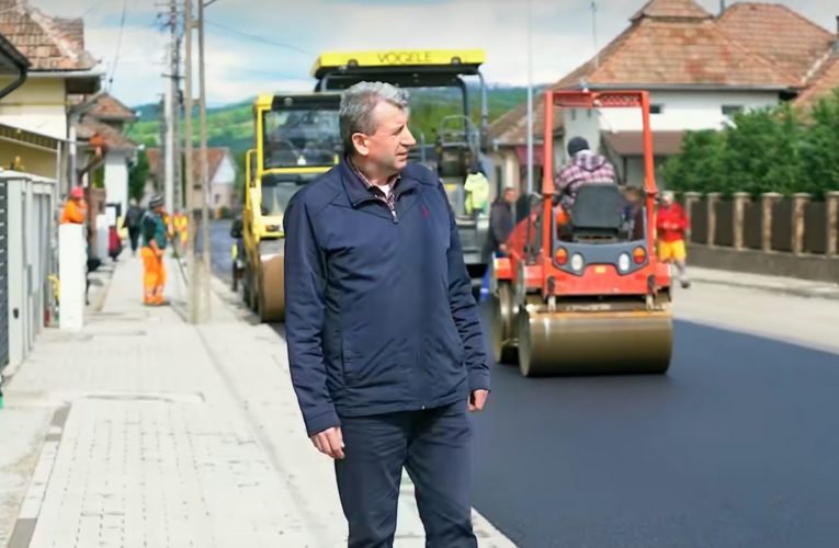 Se toarnă asfalt pe străzile Nuferilor şi Stadionului din Jibou