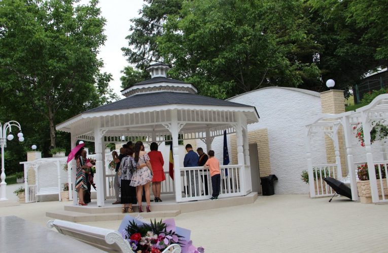 Primele căsătorii oficiate în acest an, în foişorul din Parcul Municipal Central