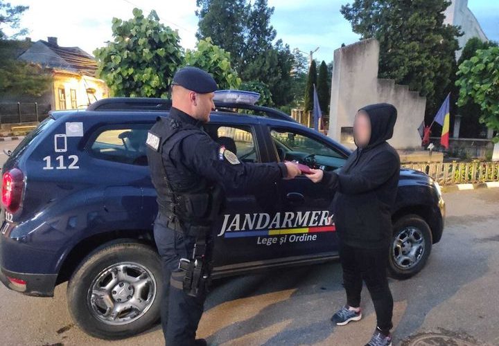 Un jandarm din Jibou a găsit pe stradă un portofel și l-a predat persoanei care-l pierduse