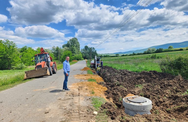 Se lucrează la capacitate maximă la rețeaua de canalizare în Meseșenii de Jos