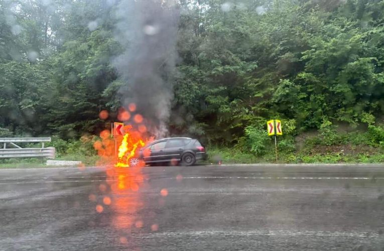 Autoturism cu patru persoane în flăcări pe Meseș