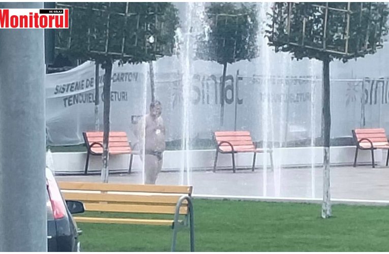 Un zălăuan filmat în timp ce se spală pe platoul din fața Prefecturii