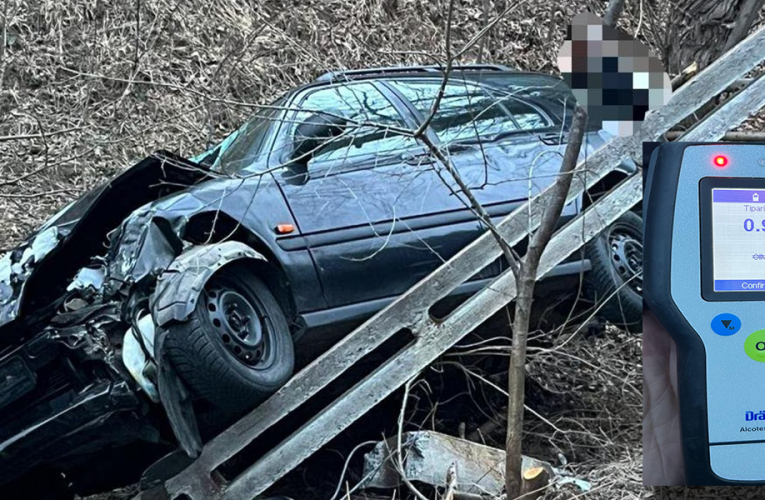 Beat și fără permis, a intrat cu mașina într-un stâlp de electricitate din Agrij