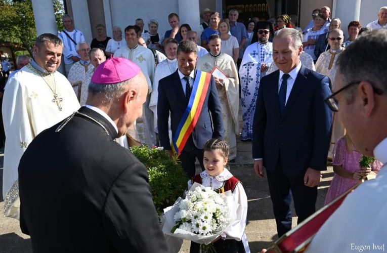 Episcopul Virgil Bercea a slujit la biserica din Horoatu Crasnei