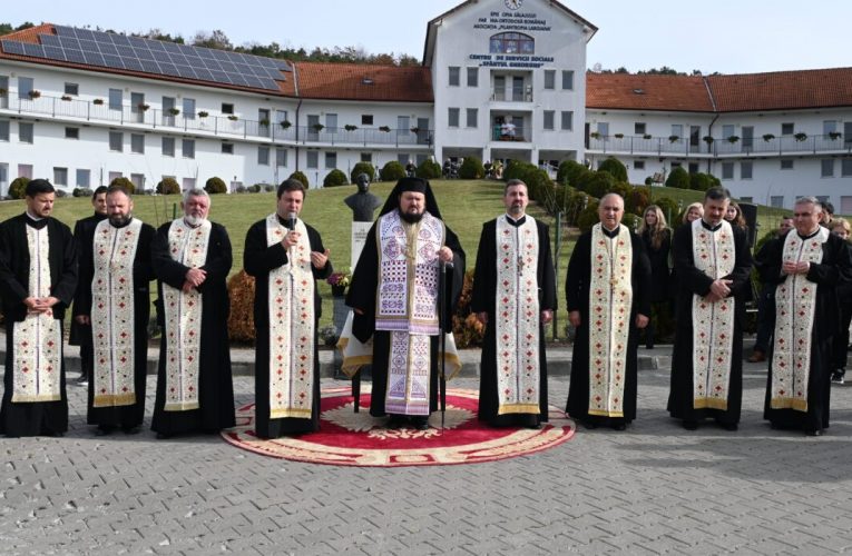 Epsicopul Petroniu în mijlocul credincioșilor din Parohia Românași