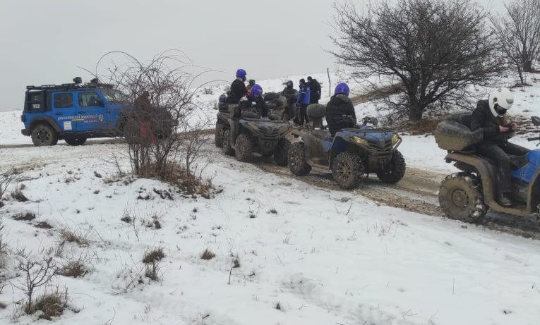 4 tineri din Sălaj cu ATV-uri, urmăriți de jandarmi în Munții Gutâi
