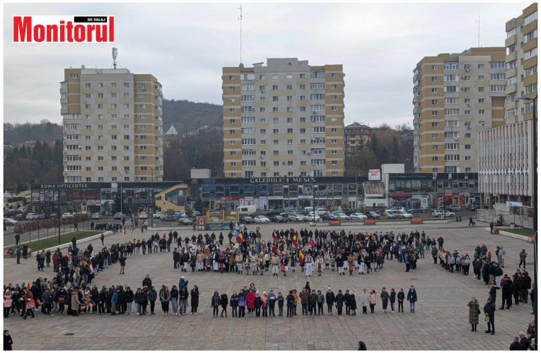 Sute de persoane s-au prins în horă la Zalău