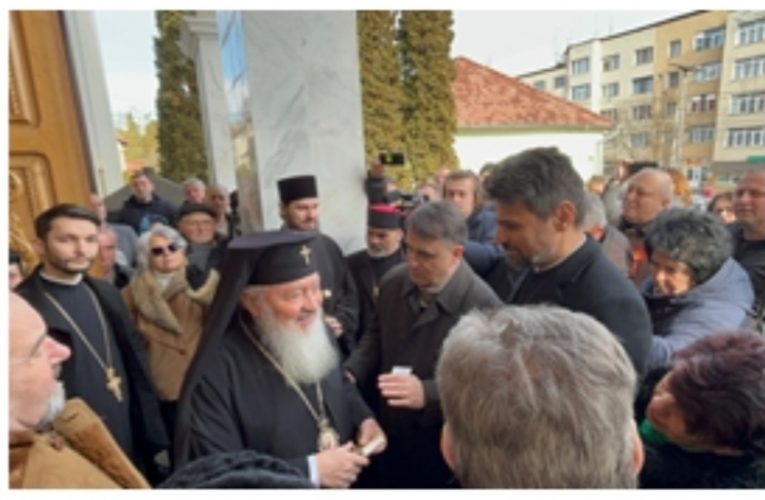 Mitropolitul Andrei primit cu proteste și huiduieli la Jibou
