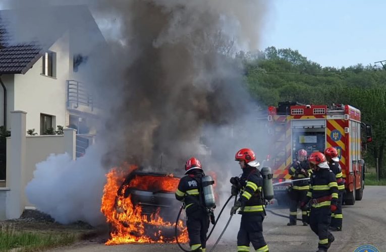 Autoturism cuprins de flăcări în Zalău