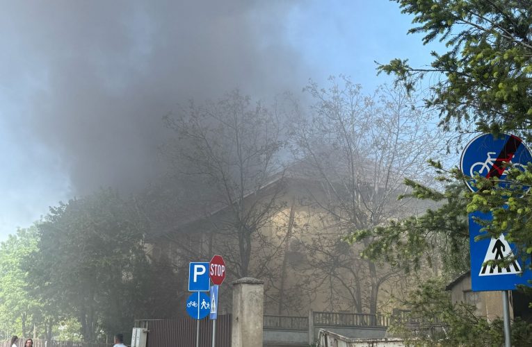 VIDEO| 15 persoane autoevacuate după un incendiu izbucnit la subsolul sediului E-ON Gaz Zalău