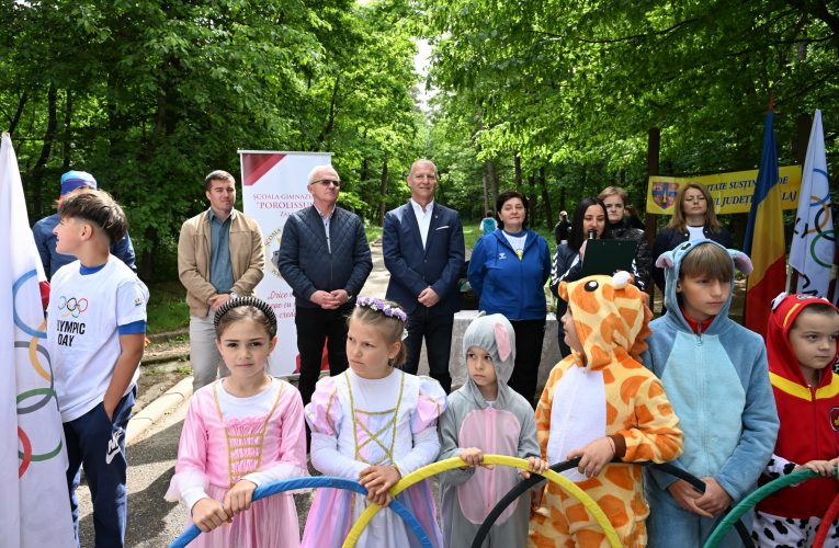 Peste 400 de elevi implicați într-un proiect interjudețean dedicat valorilor olimpismului