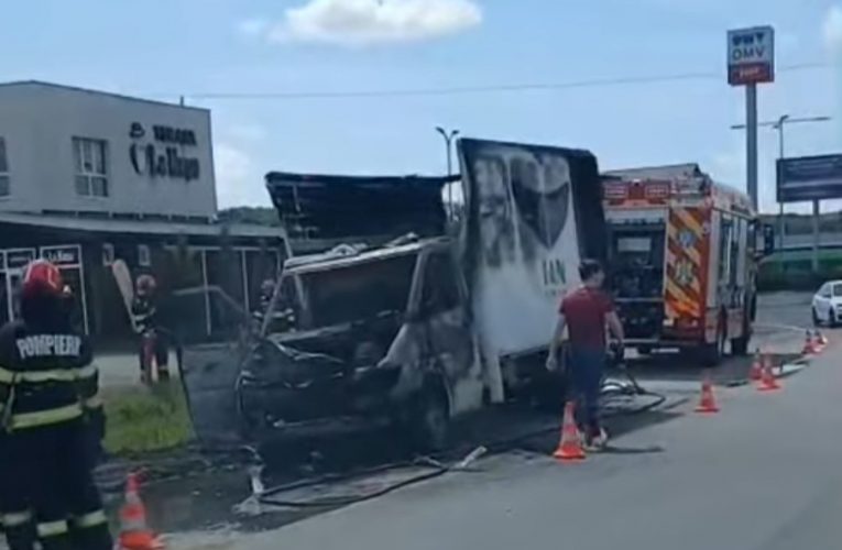 Dubă de la Fan Curier distrusă intr-un incendiu la ieșire din Zalău