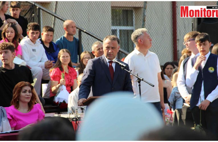 Primarul Florin Florian alături de absolvenții Colegiului Tehnic API Zalău