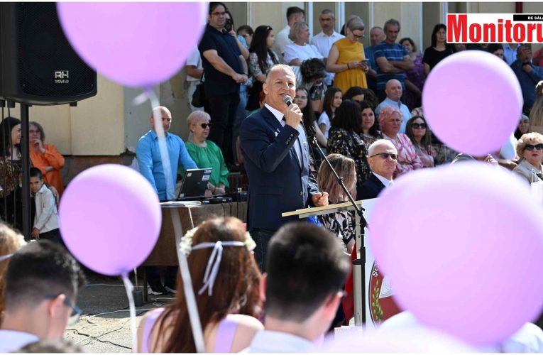 Președintele CJ Sălaj, Dinu Iancu-Sălăjanu, în mijlocul absolvenților de le Șc. Gim. Gh. Lazăr din Zalău