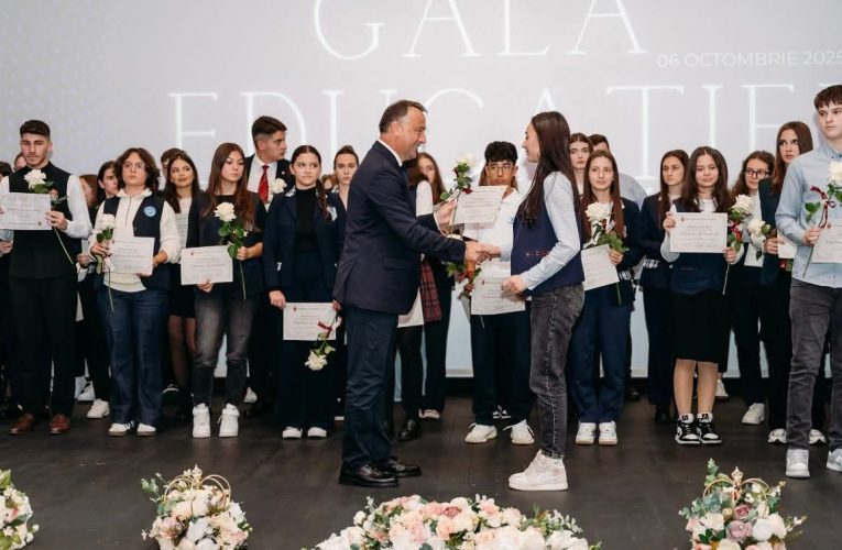 Primarul Florin Florian a premiat zeci de elevi și cadre didactice la Gala Educației